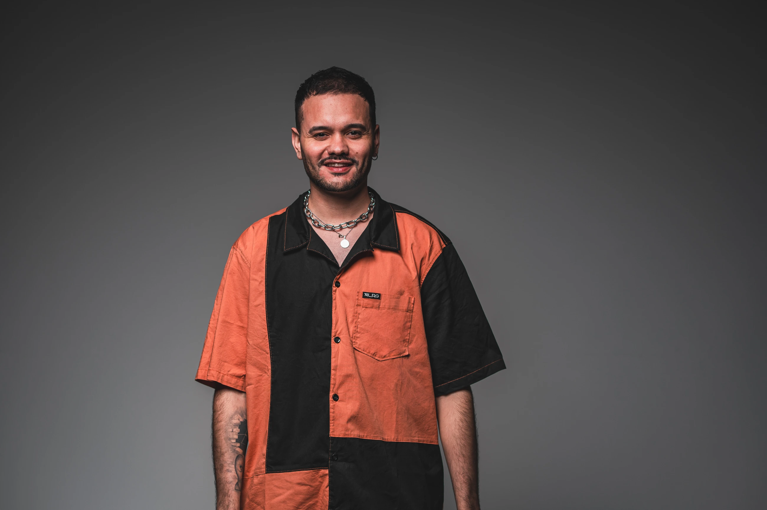 DJ Vidal com camisa laranja e preta